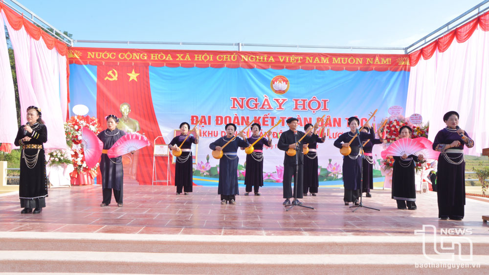 Lãnh đạo tỉnh dự Ngày hội Đại đoàn kết toàn dân tộc với khu dân cư Bản Đông