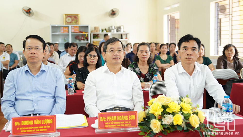 Phát huy vai trò gương mẫu của đảng viên khi tham gia mạng xã hội