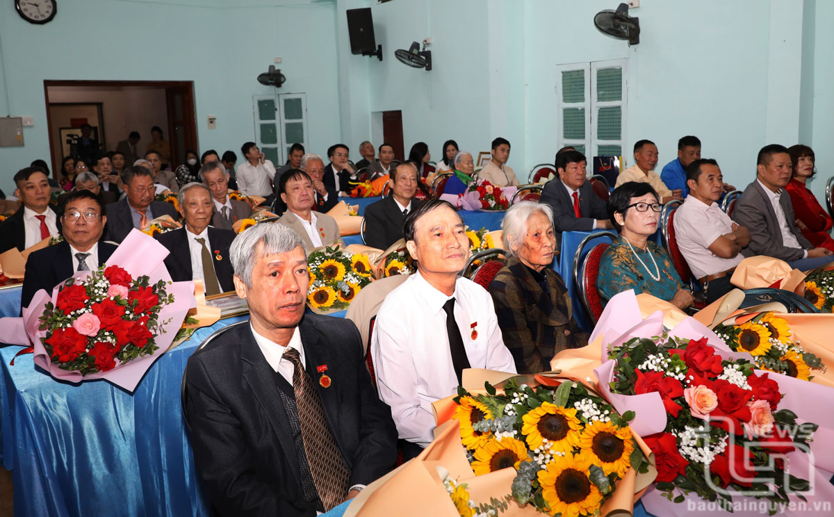 Đồng chí Bí thư Tỉnh ủy trao Huy hiệu Đảng tại phường Trung Thành