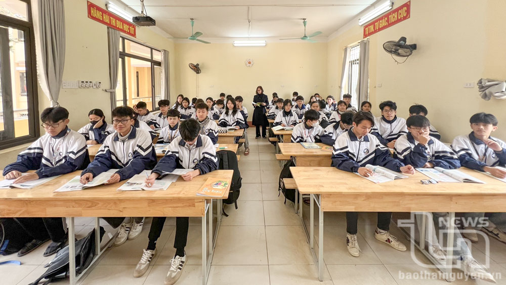 Thi tốt nghiệp THPT năm 2025: Giảm 1 buổi, 2 môn thi