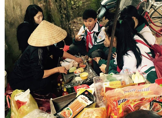 Cảnh báo đồ ăn vặt ở cổng trường