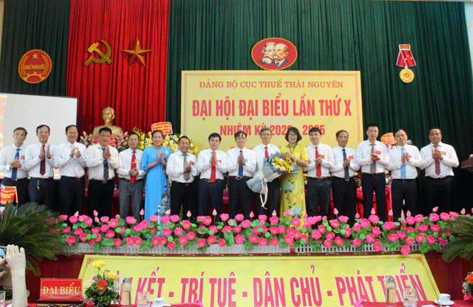 Lãnh đạo hoàn thành xuất sắc nhiệm vụ thu ngân sách