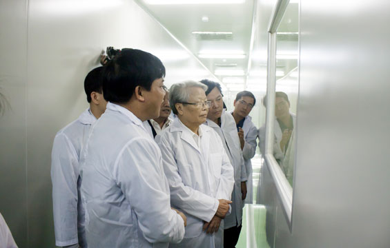 Nguyên Chủ tịch nước Trần Đức Lương thăm một số doanh nghiệp trên địa bàn tỉnh