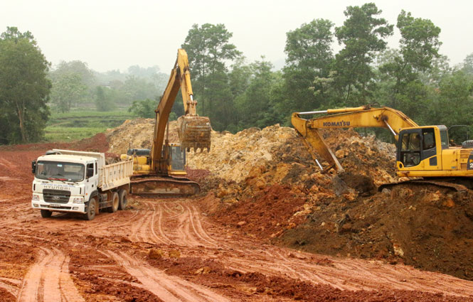 Ghi ở công trường xây dựng Khu du lịch hồ Núi Cốc
