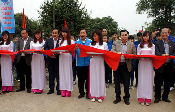 Bàn giao tuyến đường thắp sáng làng quê