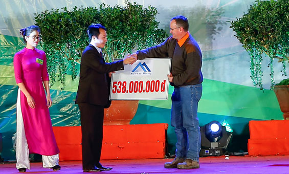 Nui Phao Mining: Hỗ trợ làm đường giao thông cho người trồng chè