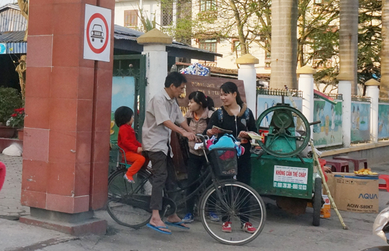 Cần xử lý tình trạng phát tờ rơi trên đường
