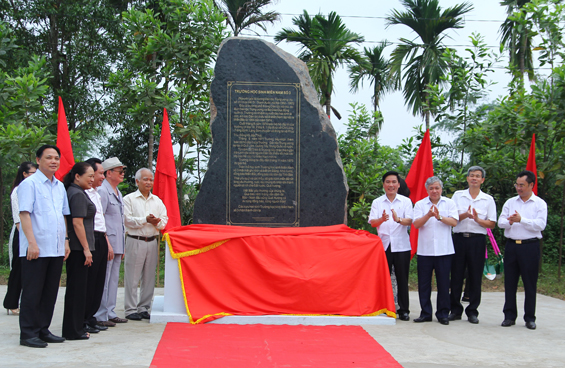 Khánh thành Bia kỷ niệm Trường học sinh miền Nam số 3