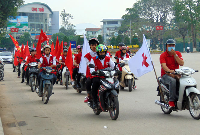Tuyên truyền lưu động hiến máu tình nguyện 