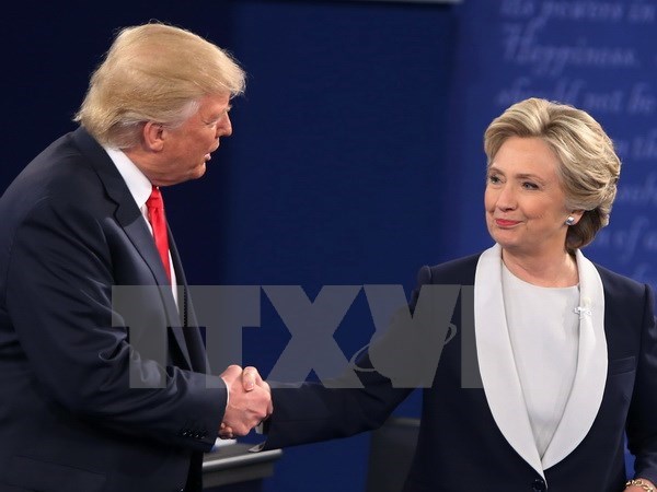 Bà Clinton vẫn duy trì khoảng cách an toàn với ông Trump