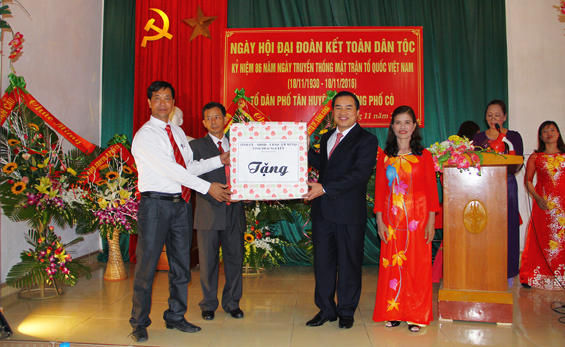 Các đồng chí lãnh đạo tỉnh dự ngày hội đại đoàn kết toàn dân tộc