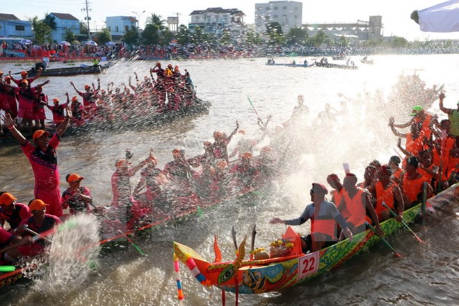 Tưng bừng Lễ hội đua ghe Ngo đồng bào Khmer Sóc Trăng 2016