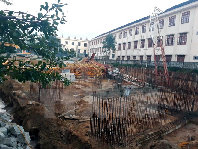 Trục cần cẩu sập vào trường học làm một học sinh tử vong