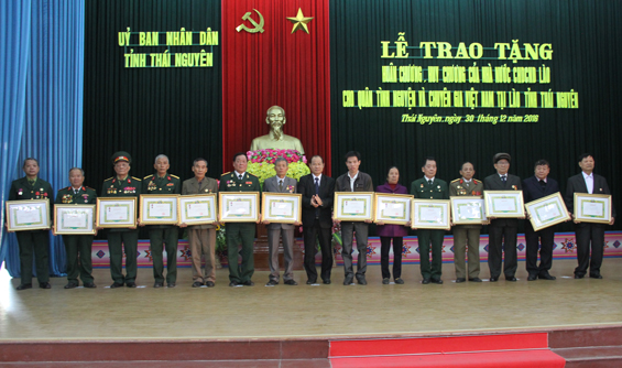 Trao tặng huân, huy chương cho cựu chuyên gia, quân tình nguyện Việt Nam tại Lào