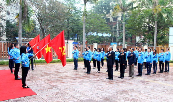 Tổ chức Lễ chào cờ và sinh hoạt chính trị dưới cờ
