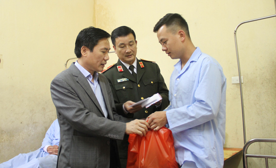 Lãnh đạo tỉnh thăm, động viên cán bộ chiến sĩ bị thương khi làm nhiệm vụ