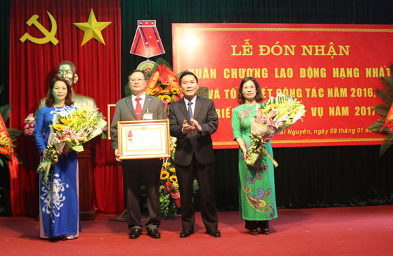 Kho bạc Nhà nước tỉnh đón nhận Huân chương Lao động hạng Nhất
