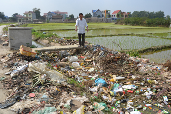 Kênh mương ngập tràn rác