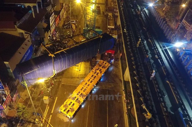 Trắng đêm cẩu thành công toa tàu lên ray đường sắt trên cao
