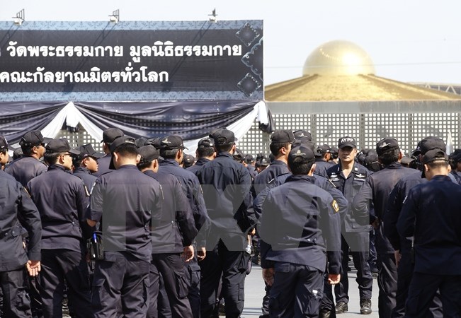 Cảnh sát Thái Lan đối đầu với thành viên giáo phái Dhammakaya