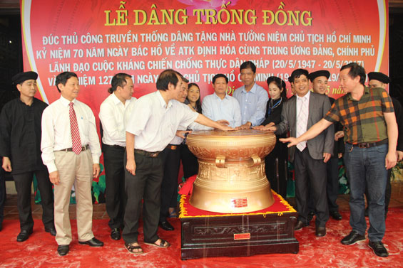 Dâng Trống đồng vào Nhà tưởng niệm Bác Hồ