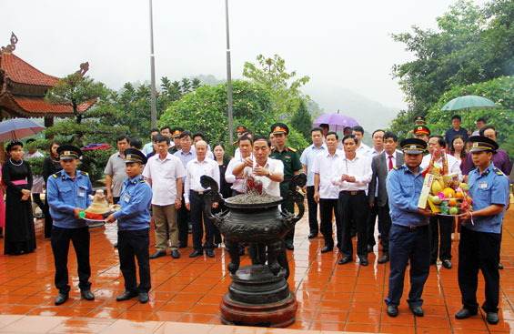 Dâng hương tưởng niệm Chủ tịch Hồ Chí Minh