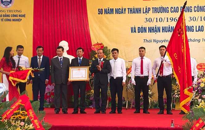 Trường Cao đẳng Công nghệ và Kinh tế công nghiệp đón nhận Huân chương Lao động hạng Nhì 