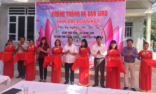 Hai hộ nghèo được hỗ trợ xây dựng nhà Đại đoàn kết 