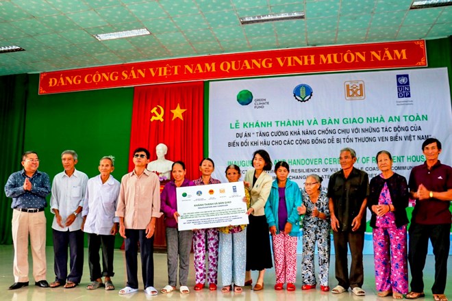 Bàn giao 107 căn nhà chống lũ an toàn cho người dân Thừa Thiên Huế
