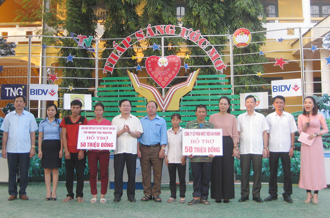 Chung tay giúp đỡ các hộ nghèo 
