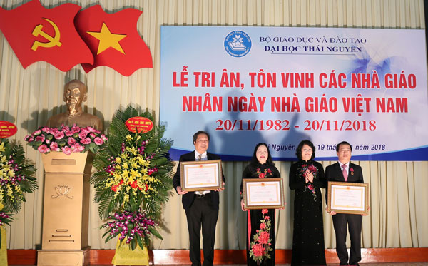 Phó Chủ tịch nước Đặng Thị Ngọc Thịnh thăm và chúc mừng Ngày Nhà giáo Việt Nam tại Đại học Thái Nguyên 