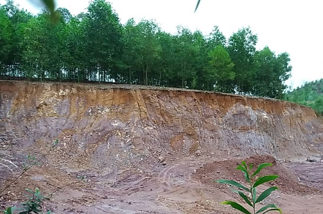 Cần chấm dứt việc khai thác đất trái phép tại núi Ngạn 