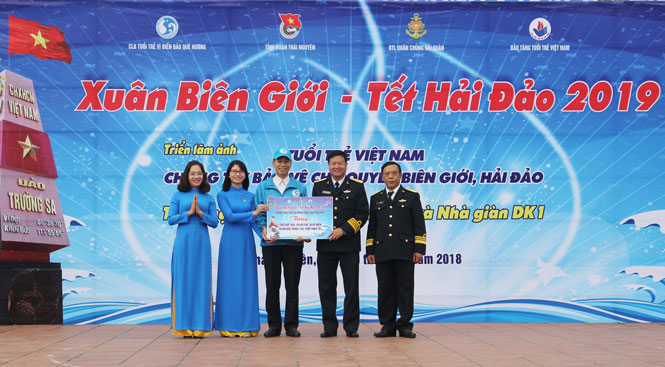 Trao hơn 1.500 suất quà tặng cán bộ, chiến sĩ công tác nơi biên giới, hải đảo 