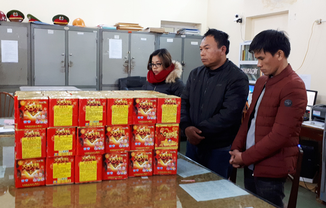 Bắt giữ đối tượng vận chuyển trái phép 56 hộp pháo hoa 