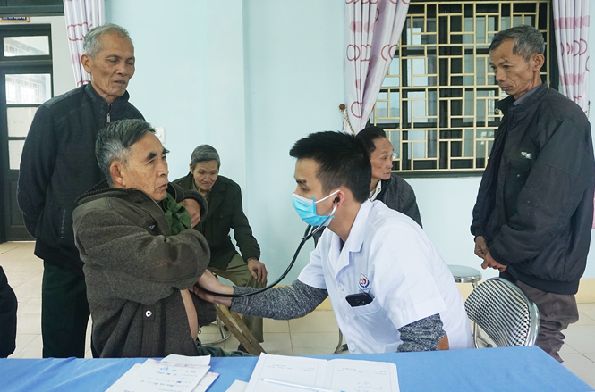 Khám bệnh, cấp thuốc miễn phí cho nạn nhân chất độc da cam 