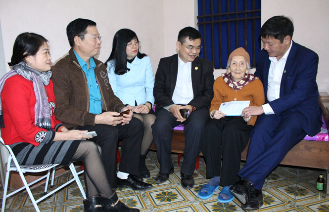 Thăm, tặng quà Mẹ Việt Nam Anh hùng 