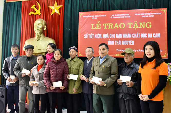 Trao sổ tiết kiệm, quà cho nạn nhân chất độc da cam 