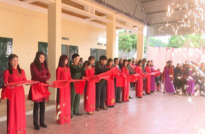 Công bố nghị quyết sáp nhập xóm và khánh thành nhà văn hóa 