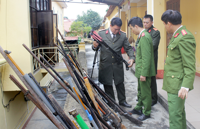 Vận động nhân dân giao nộp súng tự chế 
