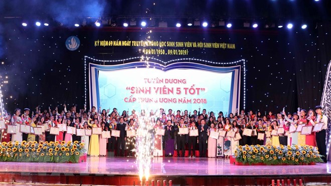 Tuyên dương “Sinh viên 5 tốt” và trao giải thưởng “Sao Tháng Giêng