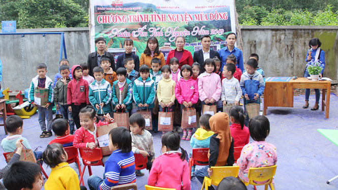 Mang niềm vui đến với những học sinh nghèo 