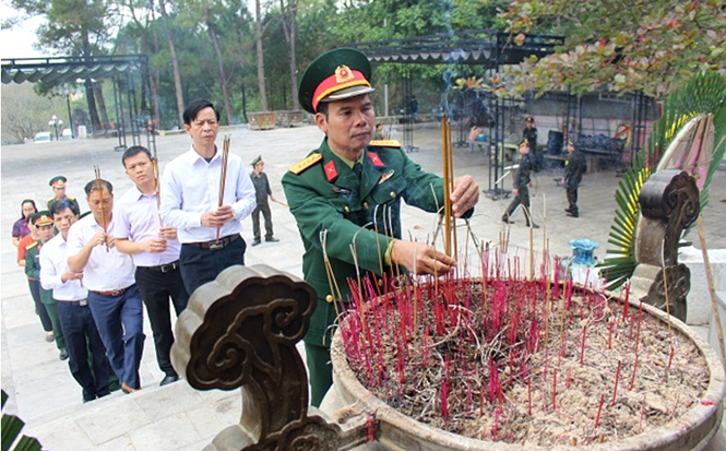 Dâng hương tri ân các anh hùng liệt sĩ 