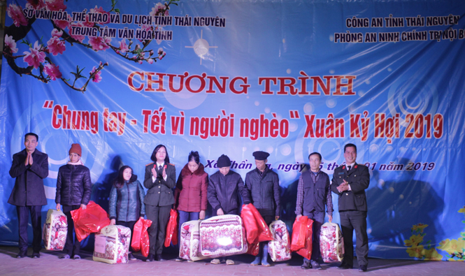 Biểu diễn văn nghệ và tặng quà các hộ nghèo xã Thần Sa 