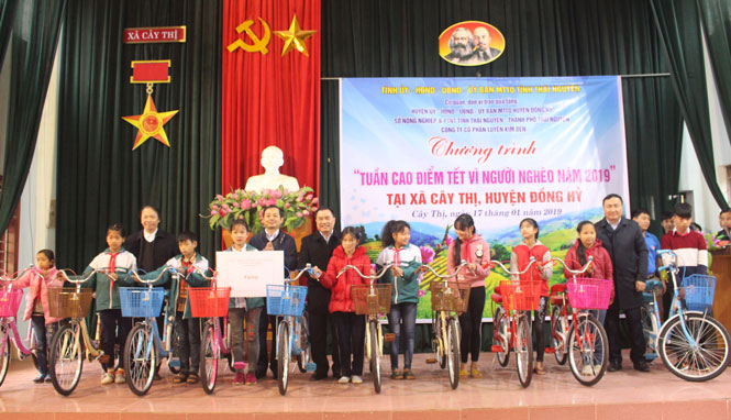 Tặng quà hộ nghèo, người có công với cách mạng 