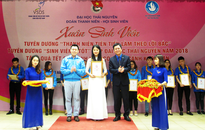 Tuyên dương sinh viên tiêu biểu làm theo lời Bác 