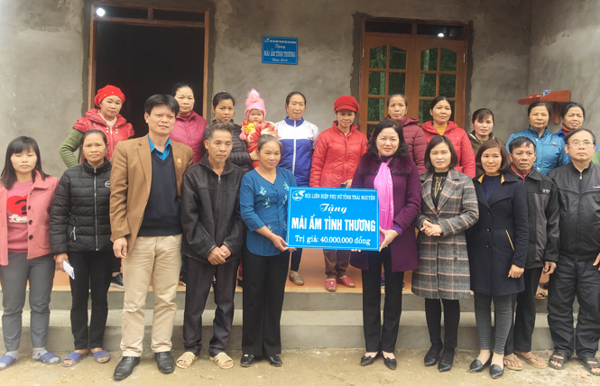 Trao nhà Mái ấm tình thương cho phụ nữ nghèo 