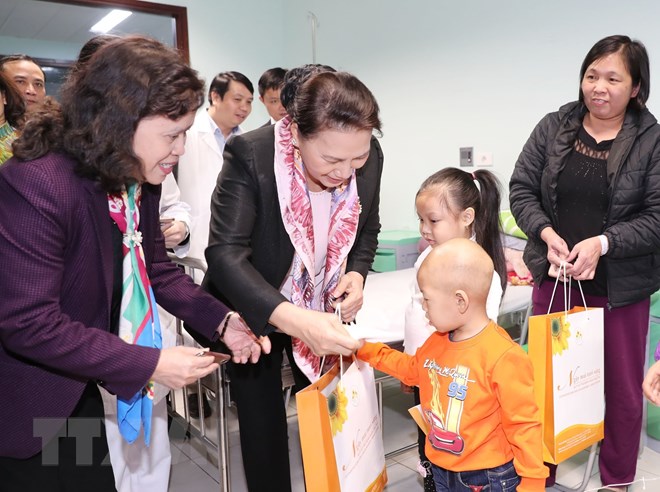 Chủ tịch Quốc hội trao quà Tết tặng bệnh nhi ung thư Bệnh viện Nhi TW