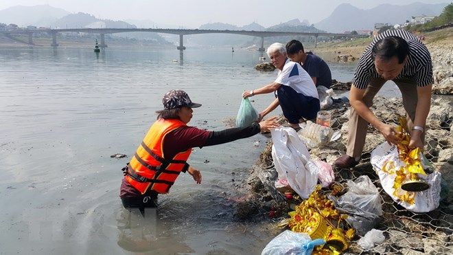 Những hành động đẹp trong ngày tiễn Táo quân về trời ở Hòa Bình
