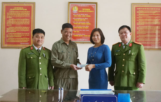 Nhặt được tiền, trả lại người bị mất 