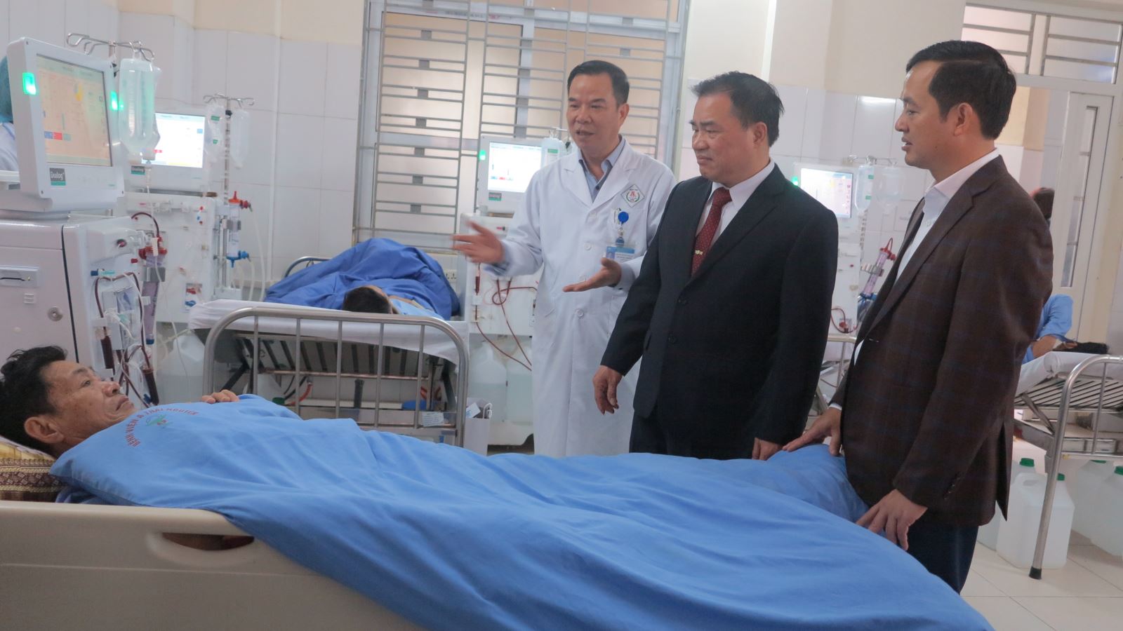 Thăm, tặng quà Mẹ Việt Nam Anh hùng, gia đình chính sách và một số đơn vị 